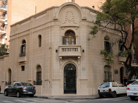 Fachada del estudio, en Independencia 901