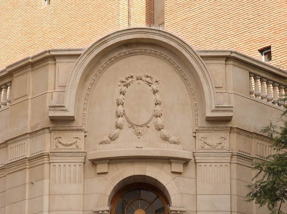 El frontón de la fachada